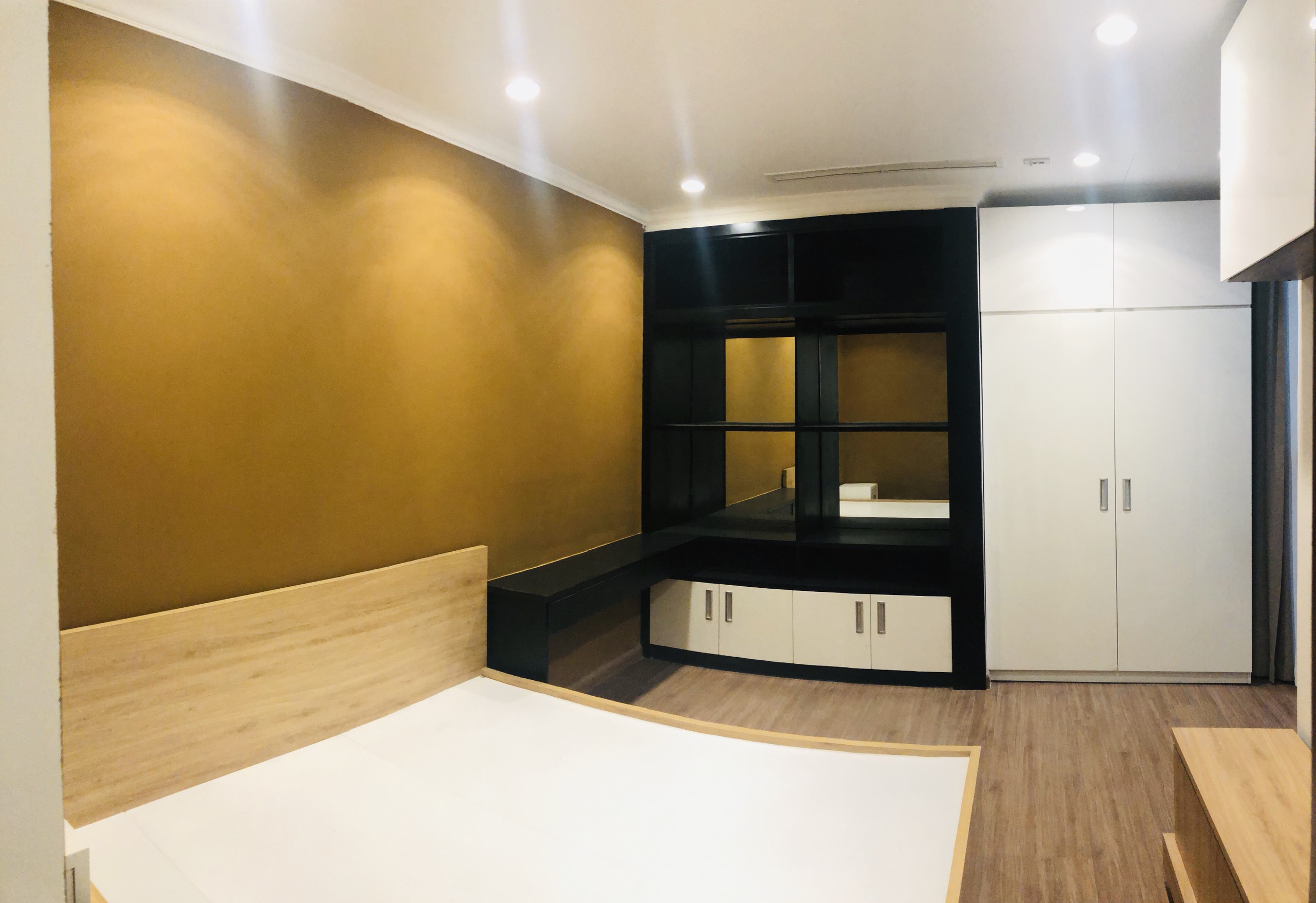 Sang nhượng căn 2PN dt lớn khu Landmark Vinhomes Central Park. Giá 7.1 tỷ. Lh: 0789625847