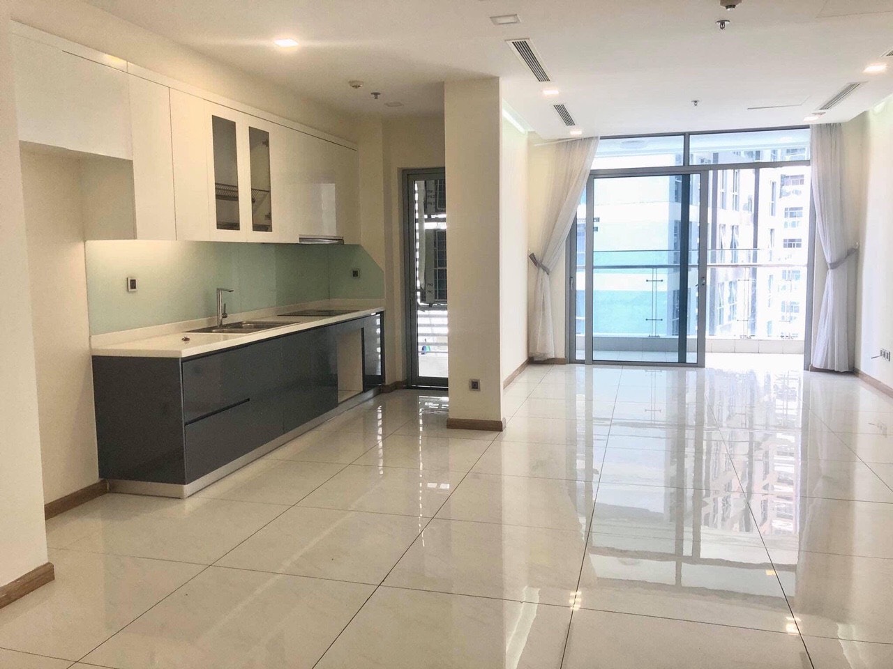 Cho thuê căn hộ 3 phòng ngủ nhà trống tại vinhomes central park 