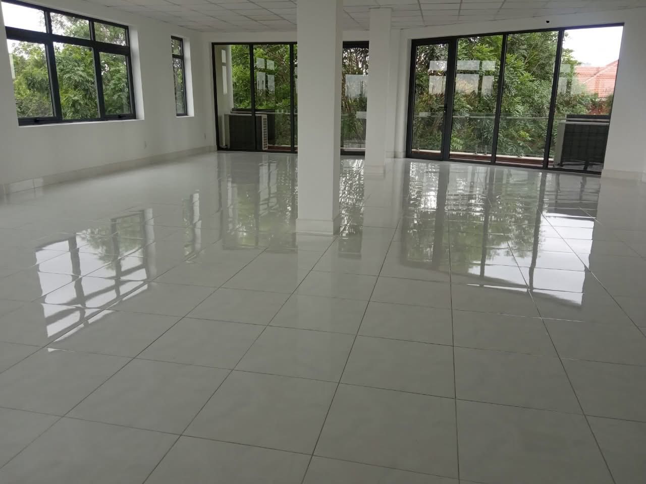 Cho thuê tòa nhà làm văn phòng 1000m² - 182tr/ tháng - Nguyễn Văn Hưởng - Thảo Điền 1 hầm, 4 lầu có thang máy, WC riêng mỗi tầng