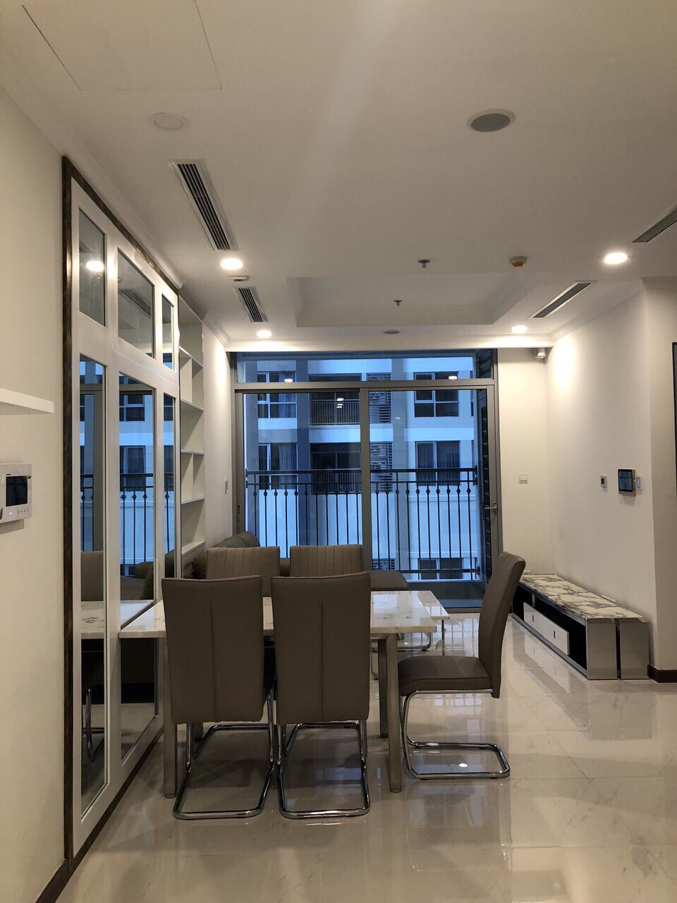 Chuyển nhượng căn hộ 2PN Vinhomes Central Park L6-09 giá 5,5 tỷ bao hết