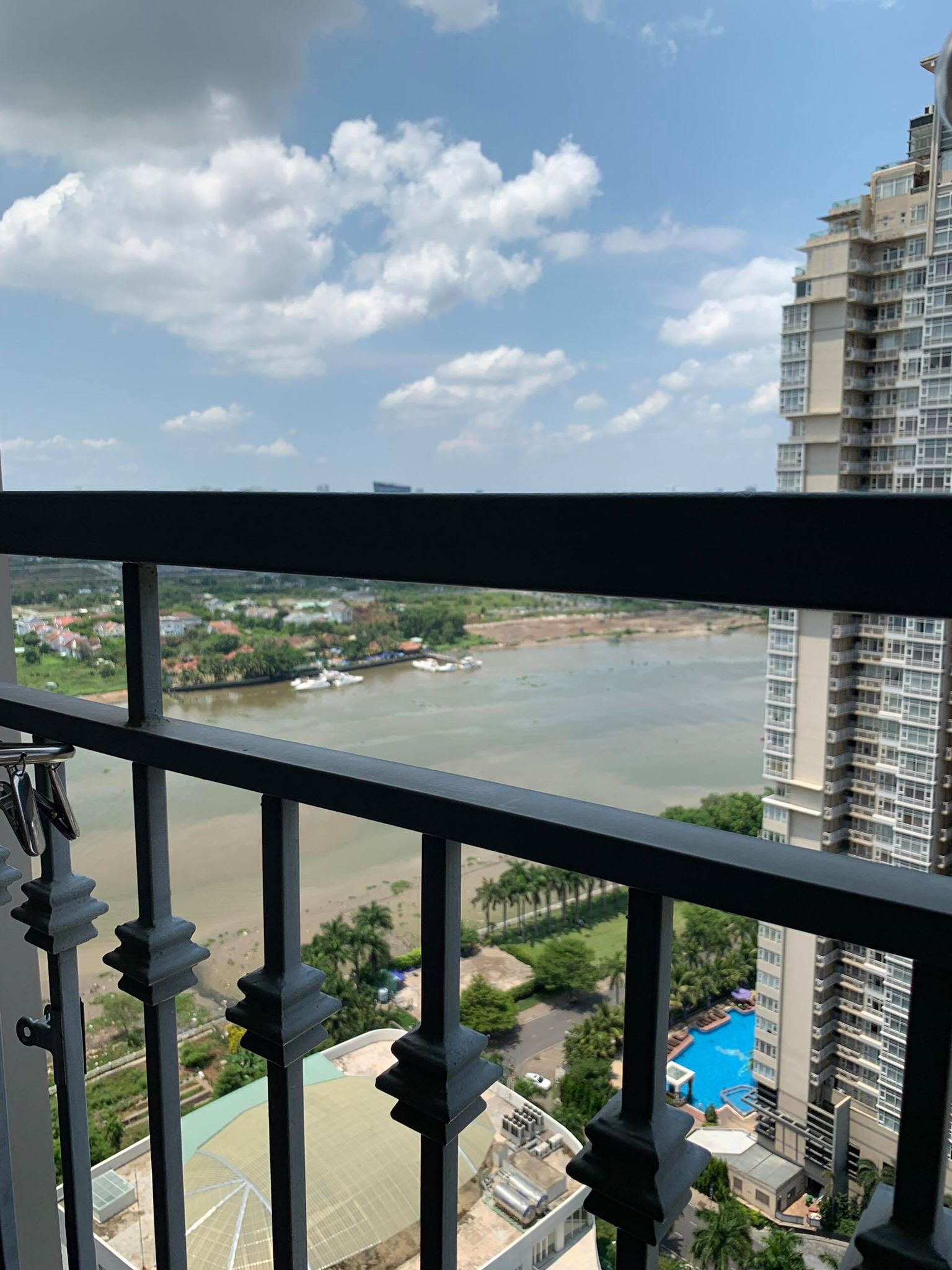 CẦN SANG NHƯỢNG CĂN 4PN VIEW SÔNG VINHOMES CENTRAL PARK GIÁ 8,9 TỶ BAO HẾT. LH:0839473429