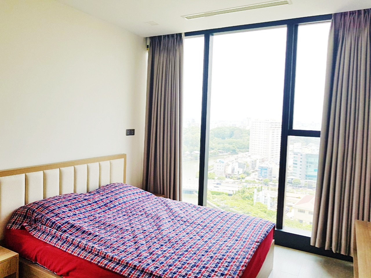 Sang nhượng căn hộ 3 phòng ngủ Vinhome Golden River ( LH: Ms Trâm: 0385777071) 