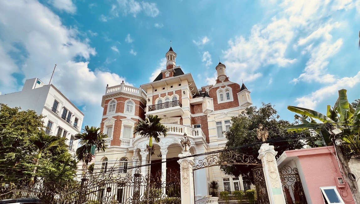 Cho thuê siêu biệt thự 1000m² - 182tr/tháng - trung tâm Thảo Điền để ở kết hợp kinh doanh có sân vườn bể bơi