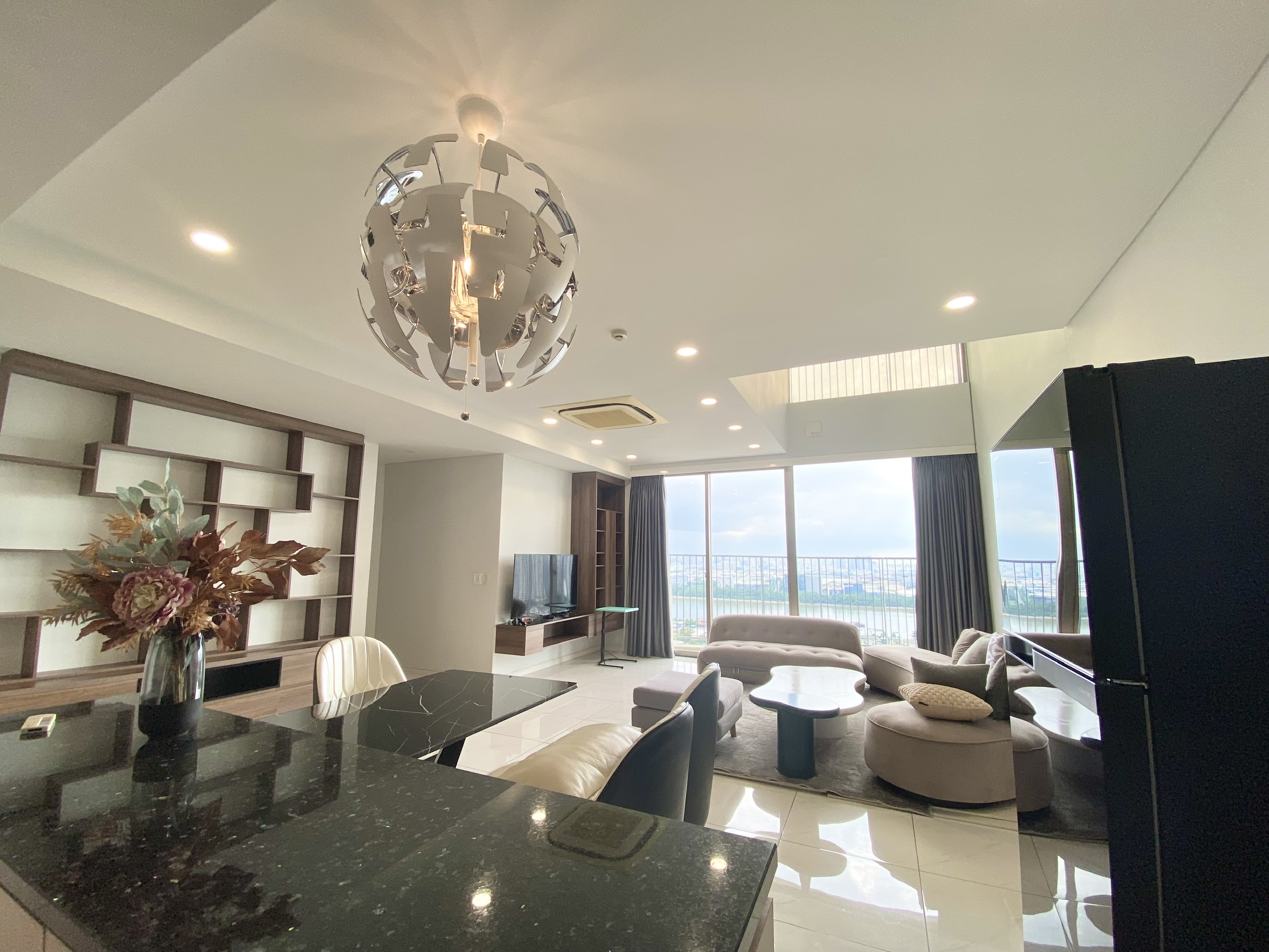 Waterina Suites Quận 2 cho thuê căn Duplex 2 phòng ngủ 164 m2 full nội thất view toàn cảnh sông Sài Gòn LH: 0839473429