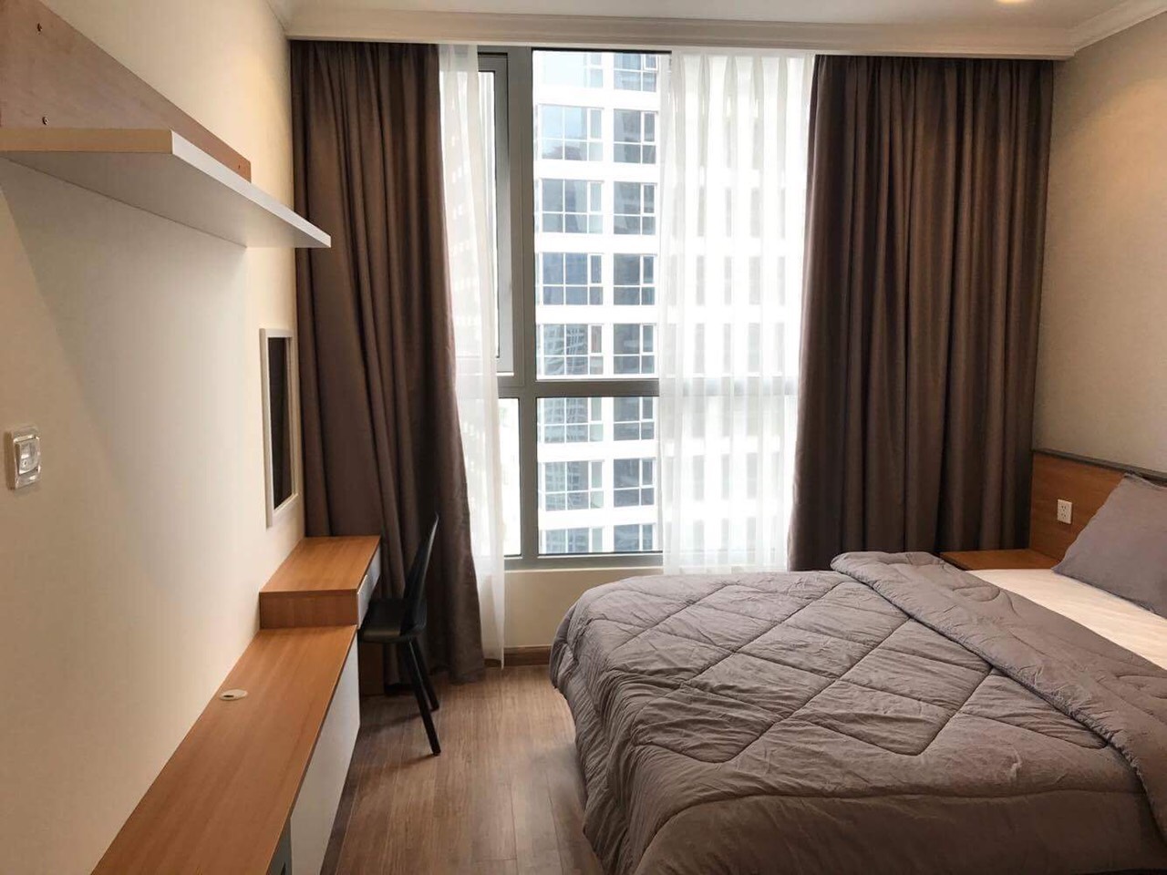 CHO THUÊ 2PN1WC FULL NỘI THẤT VINHOMES CENTRAL PARK - LH 0901113594