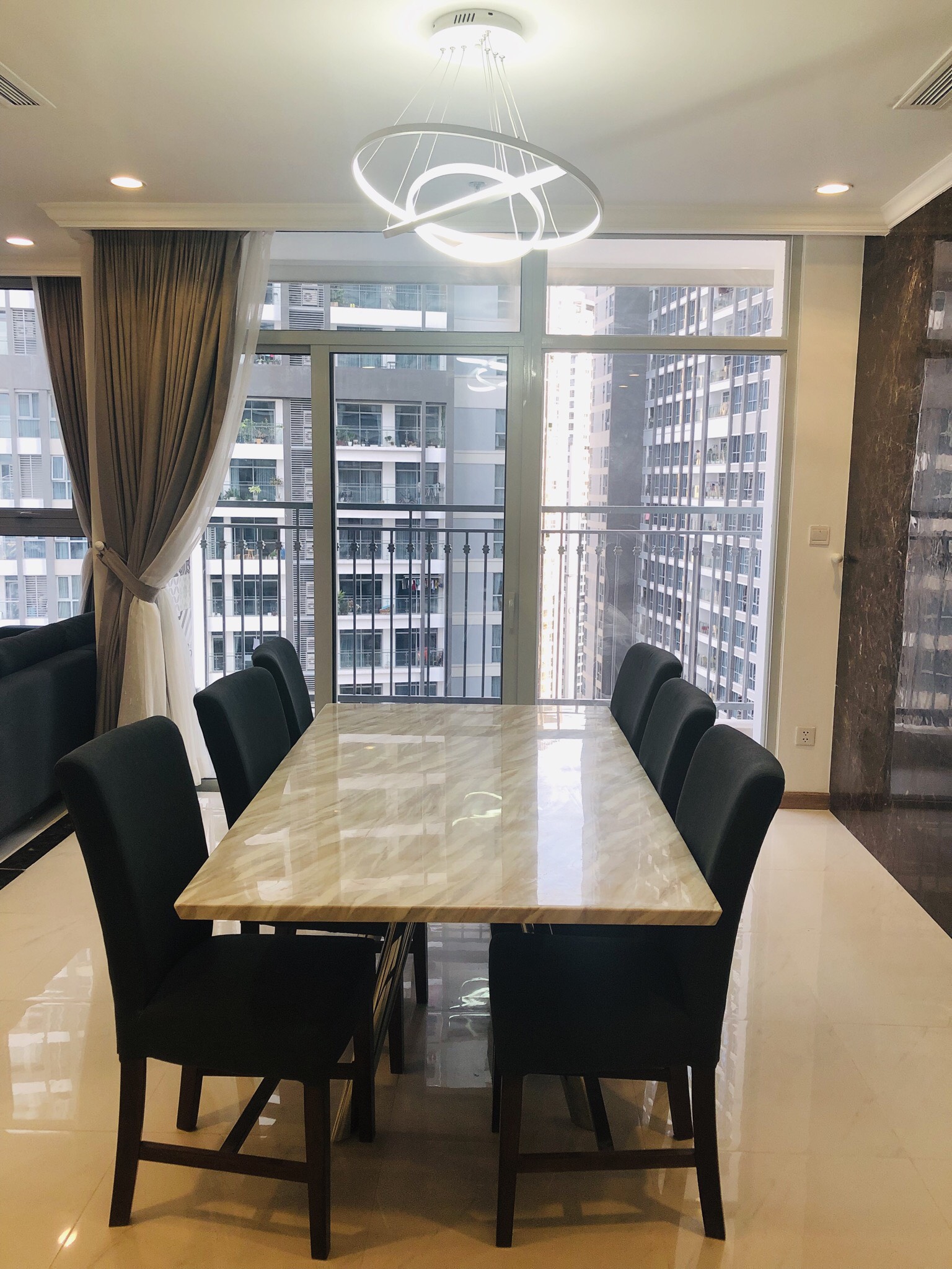 Sang nhượng căn 2PN dt lớn khu Landmark Vinhomes Central Park. Giá 7.1 tỷ. Lh: 0789625847