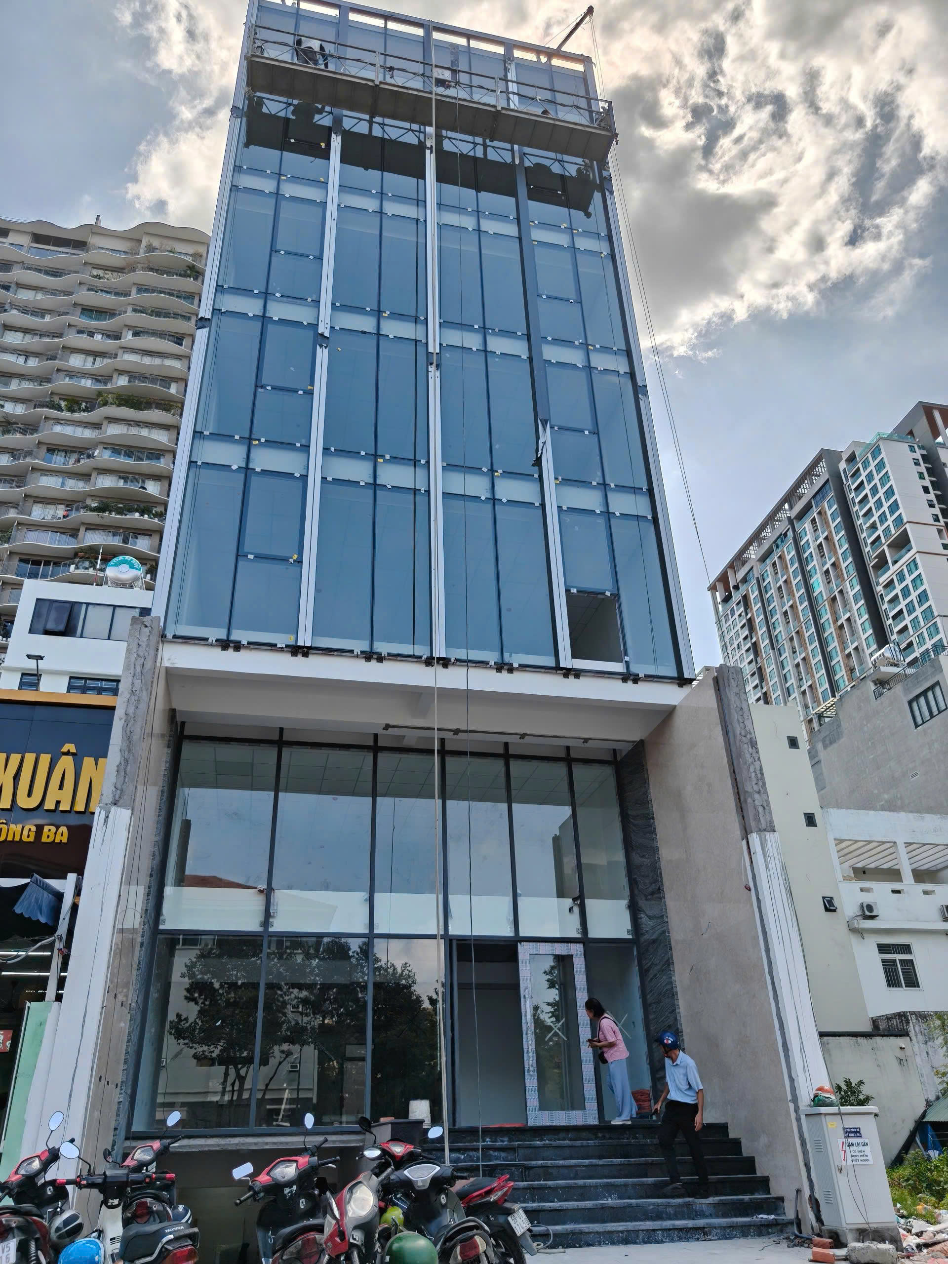 Cho thuê toà nhà Trương Văn Bang - vip 7 tầng chỉ 250tr/ tháng