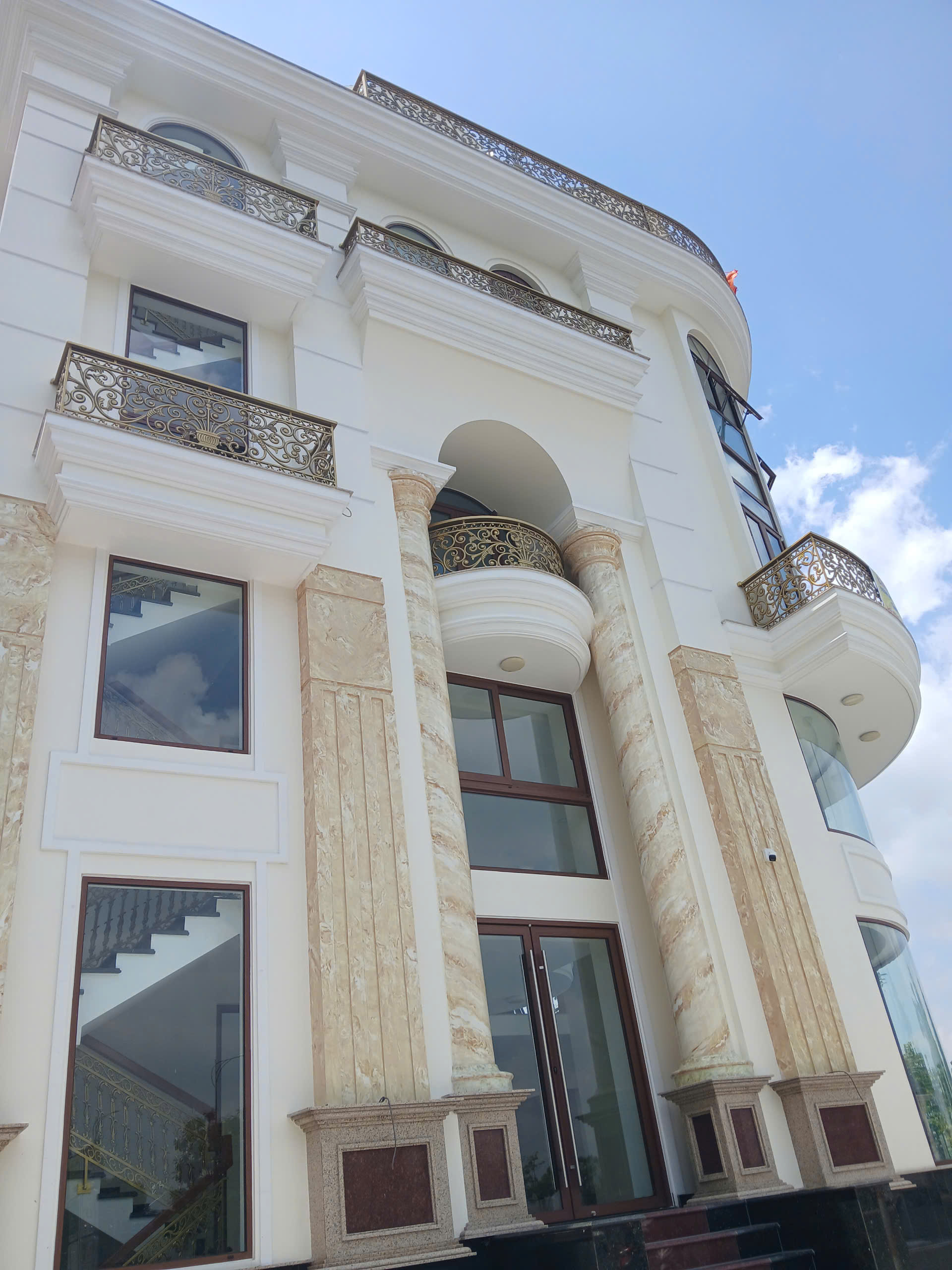 Cho thuê mặt tiền đường Trần Quý Kiên gần đảo kim cương View sông Sài Gòn siêu đẹp