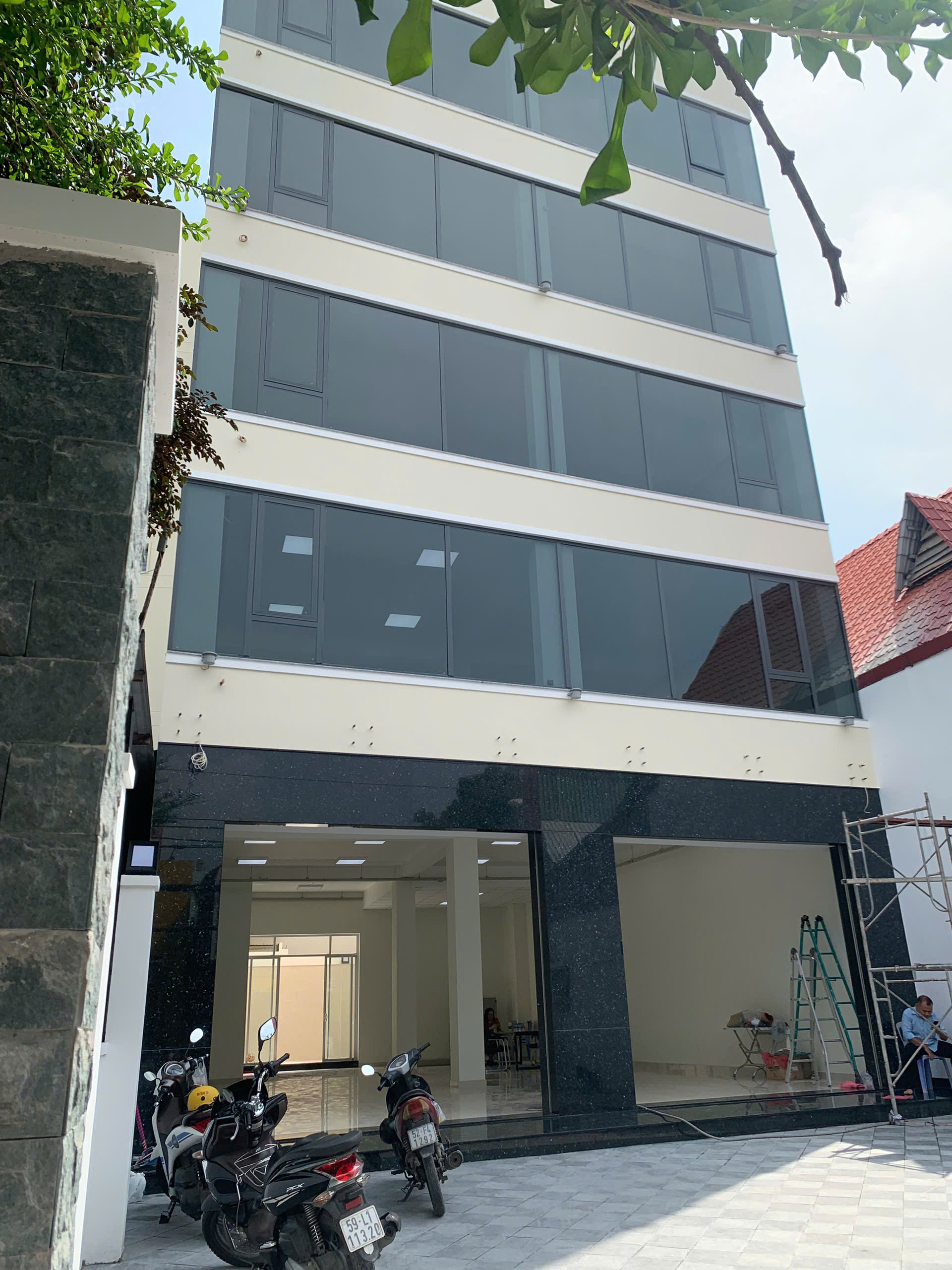 Cho thuê toà nhà Nguyễn Duy Trinh - 11x 29m - Giá 160 triêu bao VAT