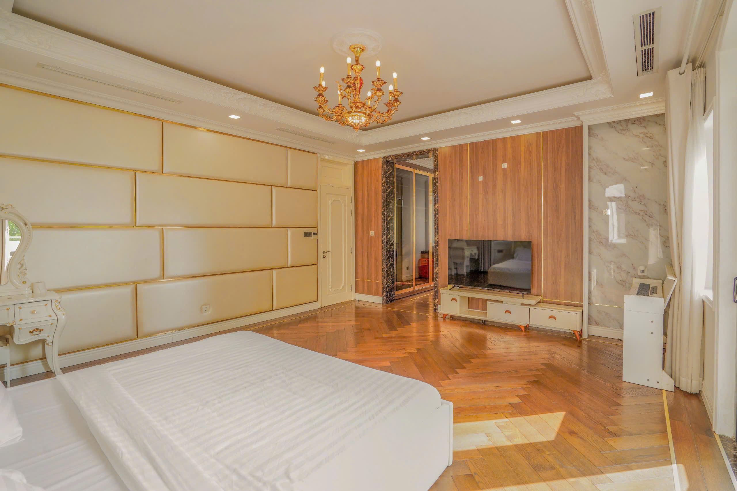 Villa Ngay trung tâm hành chính Q2, thiết kế tân cổ điển, đầy đủ tiện nghi- 7.500$/tháng