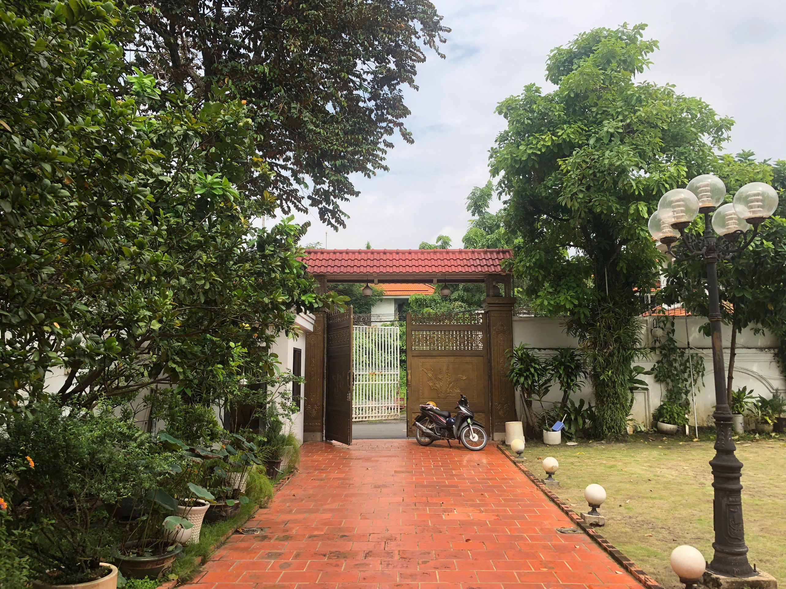 Cho thuê dinh thự 1000m2 ở và kinh doanh có sân vườn hồ bơi cực rộng tại Thảo Điền -130 triệu/tháng