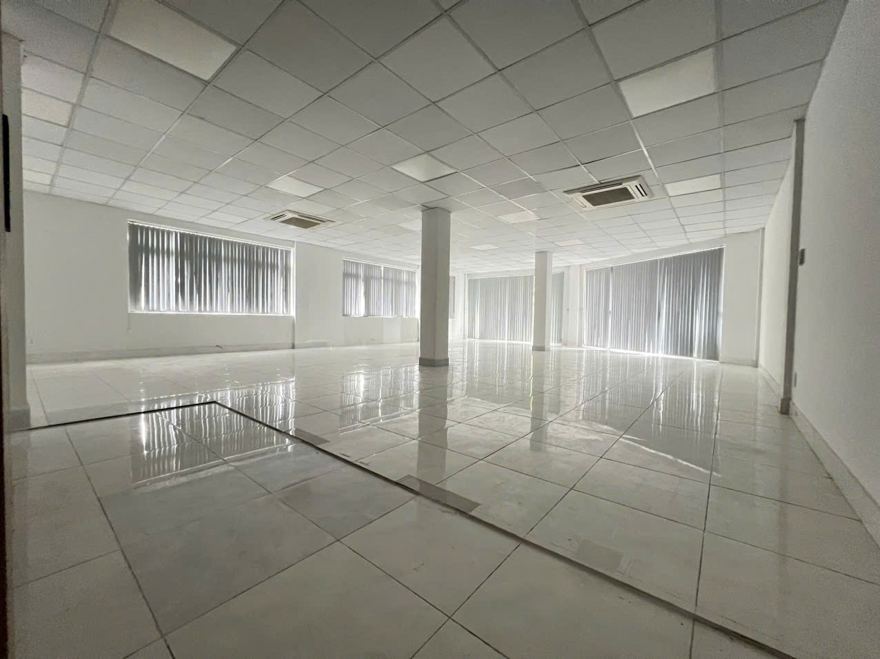 Cho thuê tòa nhà làm văn phòng 1000m² - 182tr/ tháng - Nguyễn Văn Hưởng - Thảo Điền 1 hầm, 4 lầu có thang máy, WC riêng mỗi tầng