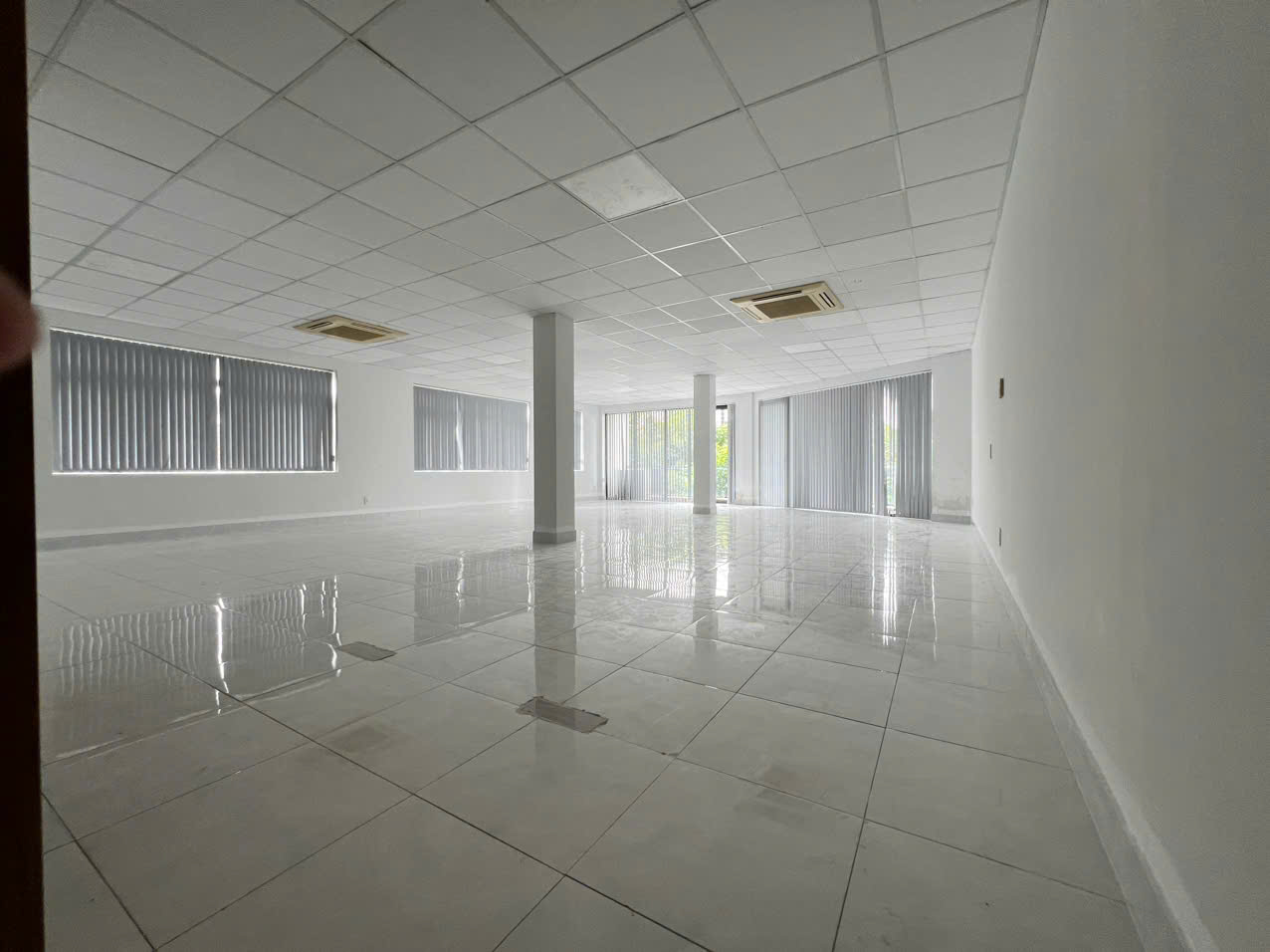 Cho thuê tòa nhà làm văn phòng 1000m² - 182tr/ tháng - Nguyễn Văn Hưởng - Thảo Điền 1 hầm, 4 lầu có thang máy, WC riêng mỗi tầng